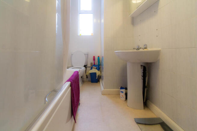 4 bed House to rent Image 6