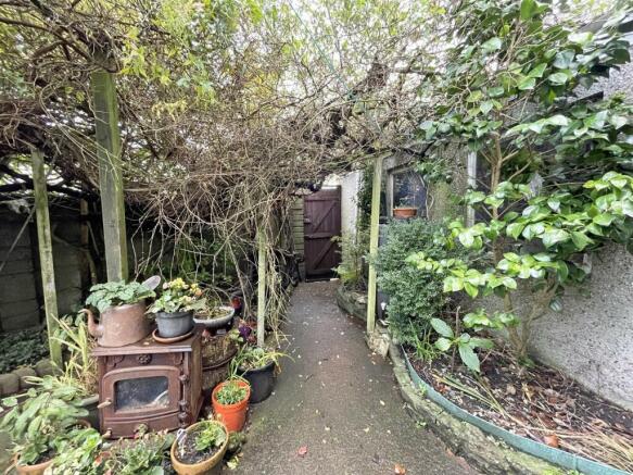 Barne Road 4a - Garden 2.jpg