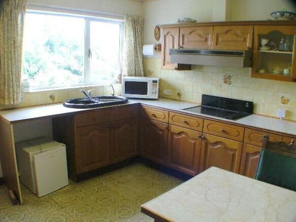 KITCHEN/B'FAST ROOM