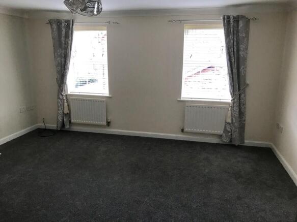 4 bed Town House to rent Image 4