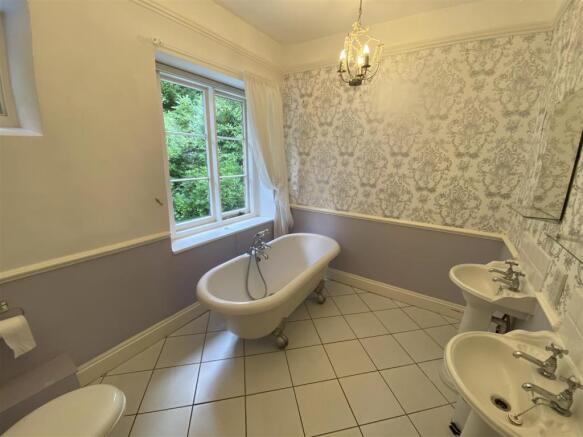 FAMILY BATHROOM