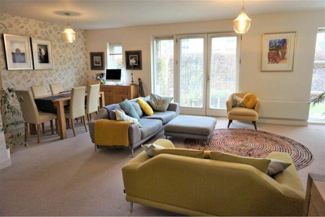 Lounge/Dining Room