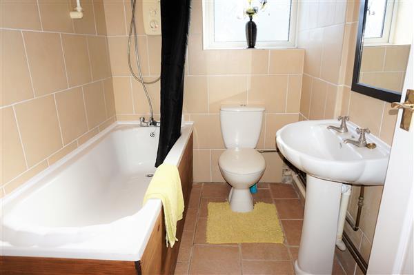 FAMILY BATHROOM :