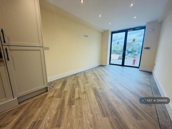 1 bed Flat to rent Image 3