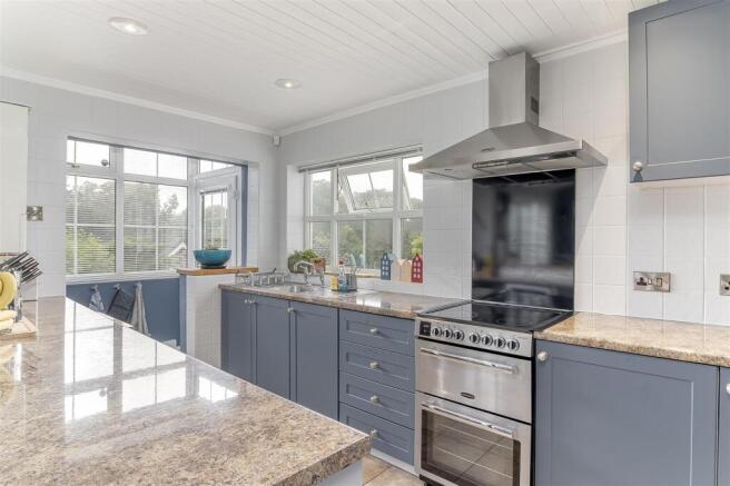 5 bed Detached for sale Image 8