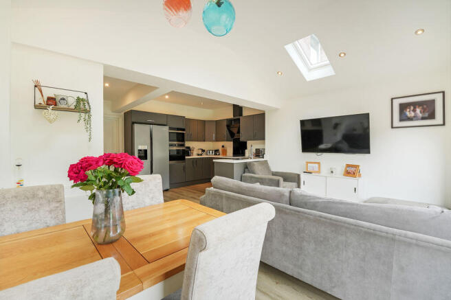 3 bed Semi-Detached to rent Image 2