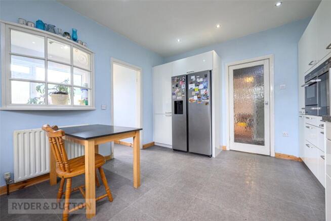 5 bed Detached for sale Image 7