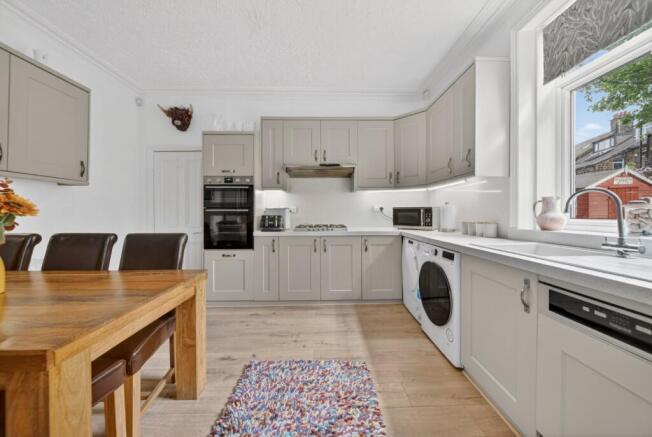 5 bed Detached for sale Image 6