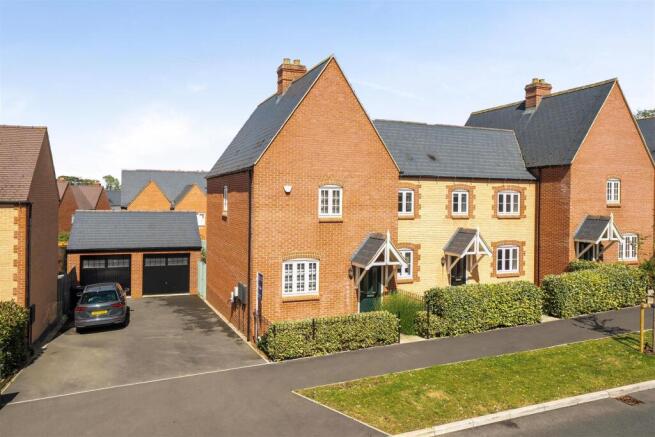 105 Redcar Road, Towcester (e) cr.jpg