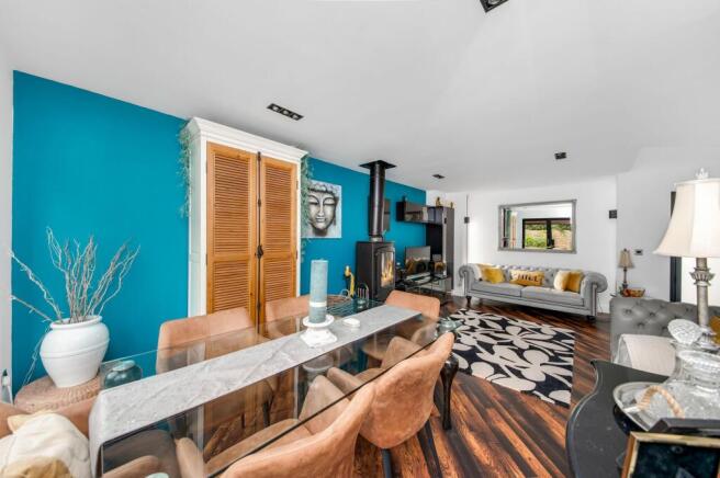 5 bed Detached for sale Image 5