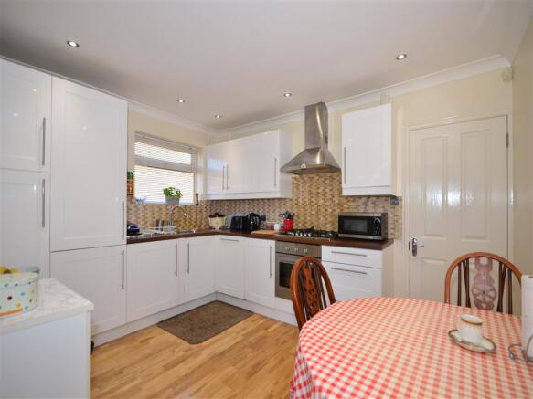 Kitchen/ Breakfast Area