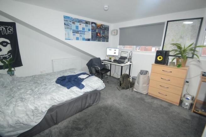 4 bed House to rent Image 11