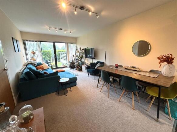 2 bed Apartment for sale Image 8