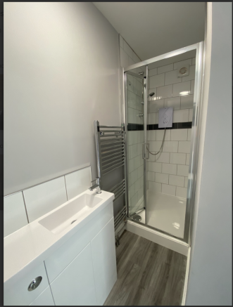 4 bed House to rent Image 6
