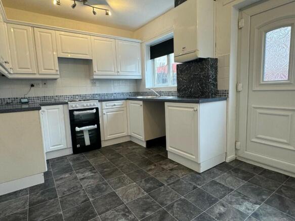 2 bed Terraced to rent Image 5