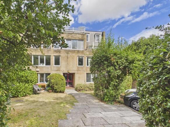 10 - Two-bedroom flat with garage in Clifton.jpg
