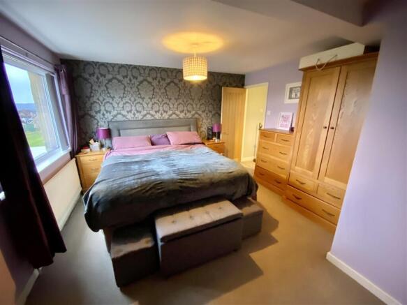 4 bed Semi-Detached for sale Image 12