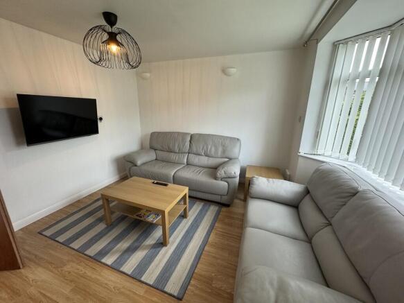 4 bed Semi-Detached to rent Image 6
