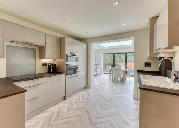 224 Castlecroft Road-kitchen1.jpg