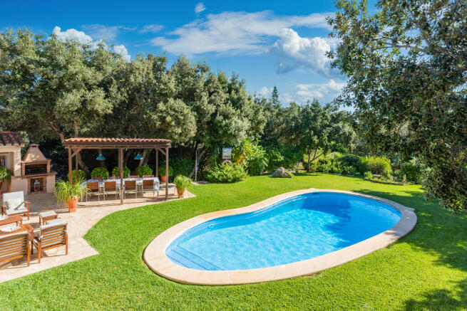 Fantastic garden and pool area