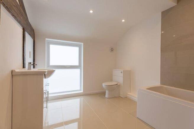 Main bathroom 