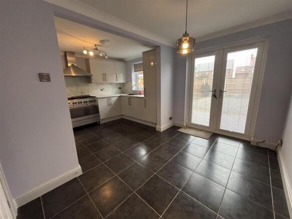 3 bed Semi-Detached to rent Image 4