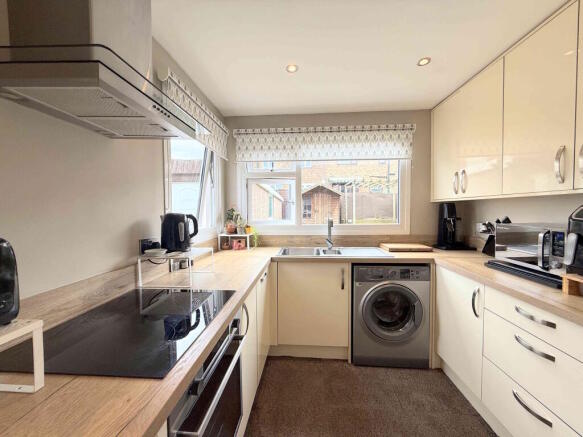 3 bed Semi-Detached for sale Image 8