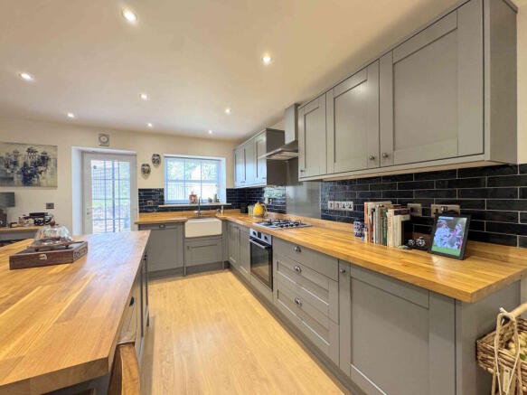 4 bed Town House for sale Image 11