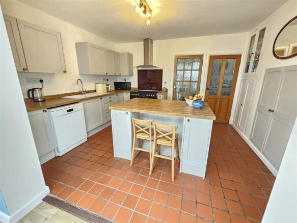 Kitchen 2.jpg