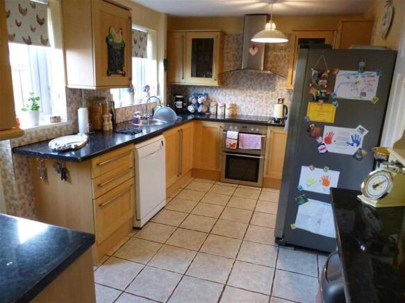 KITCHEN/BREAKFAST