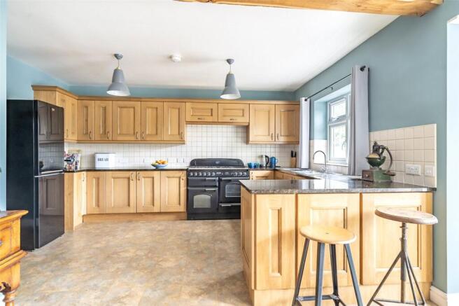 5 bed Detached for sale Image 4