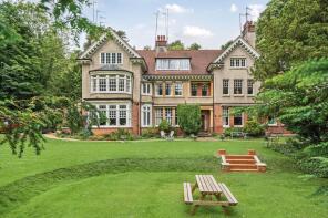 2a, 66 The Chestnuts, Harestone Valley Road, Caterham CR3 6HE