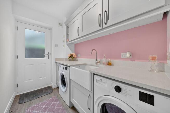 5 bed Detached for sale Image 8
