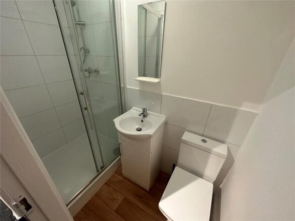 4 bed House to rent Image 11