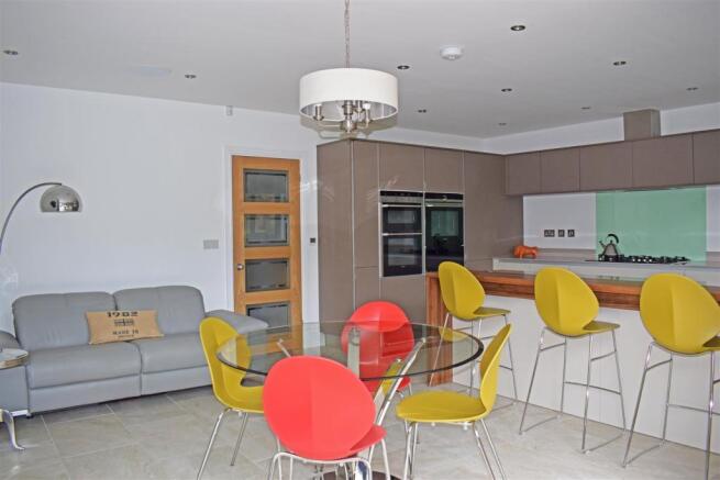 15 Clive Road, family kitchen 1.jpg