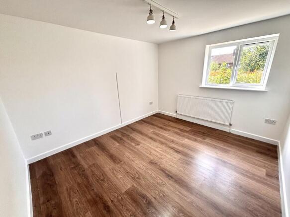 2 bed Ground Flat to rent Image 4