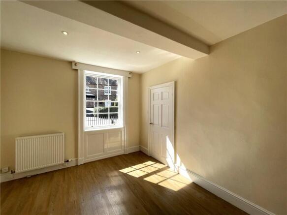 4 bed Semi-Detached to rent Image 11