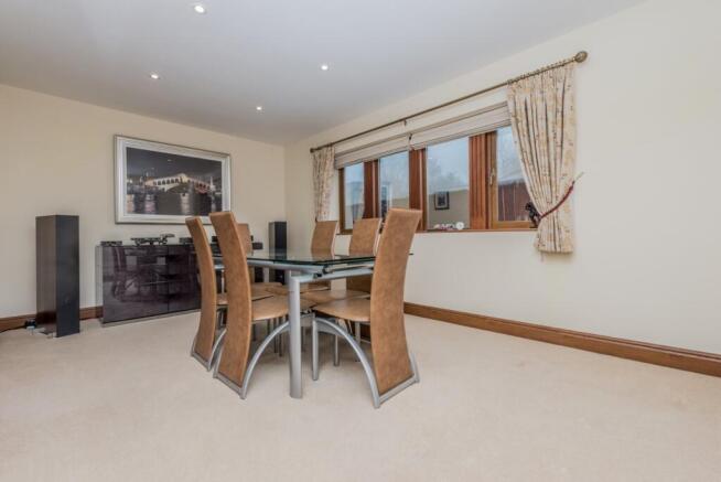 5 bed Detached for sale Image 8