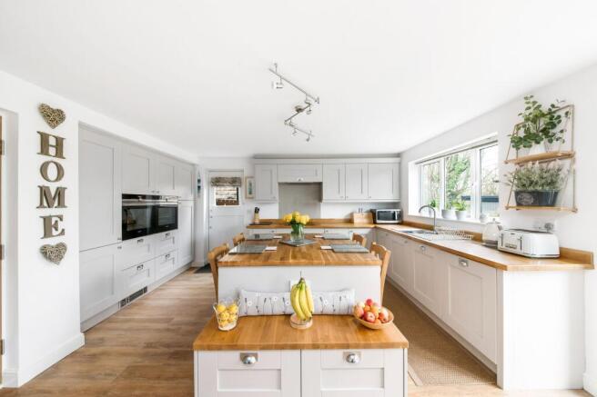 OPEN-PLAN DINING KITCHEN - KITCHEN AREA