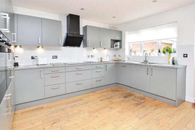 Summer Court, Towyn, LL22 photo 4
