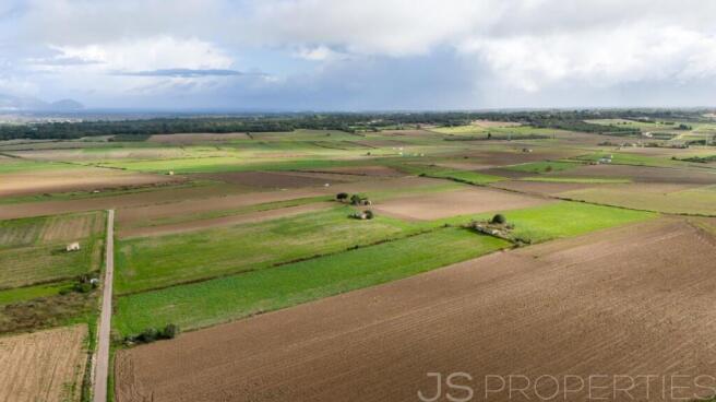 Exclusive countryside plot with approved villa project between Muro and Santa Margalida