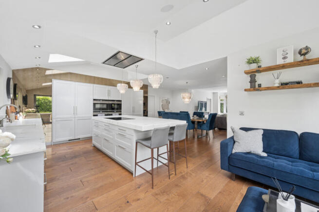 6 bed Detached for sale Image 4