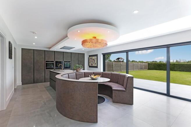 6 bed Detached for sale Image 6