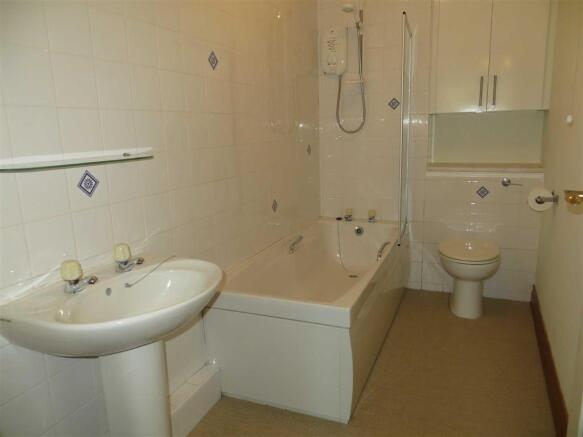 ENSUITE BATHROOM