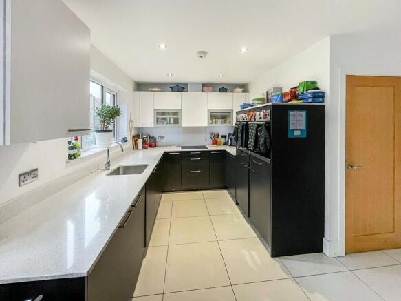 5 bed Detached for sale Image 7