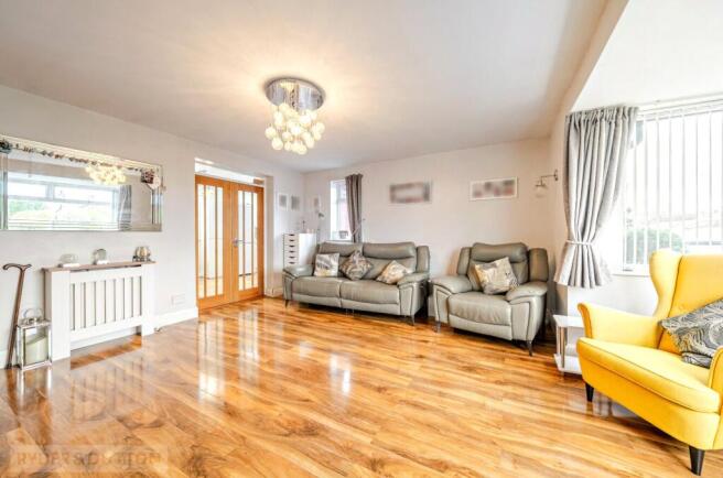 4 bed Semi-Detached Bungalow for sale Image 7