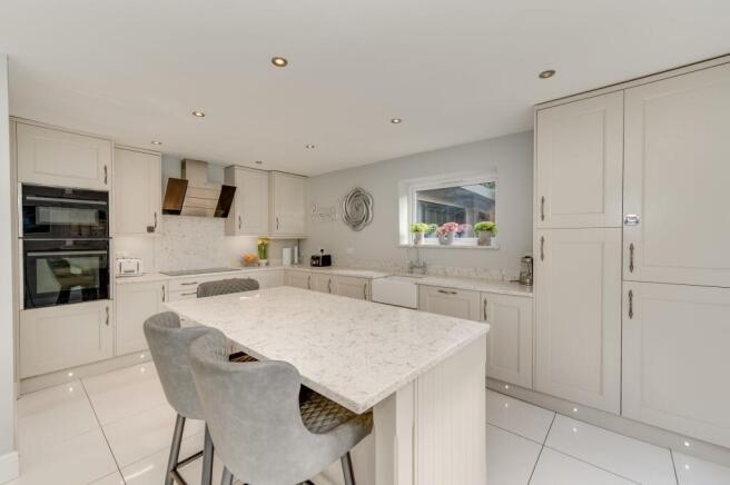 5 bed Detached for sale Image 9