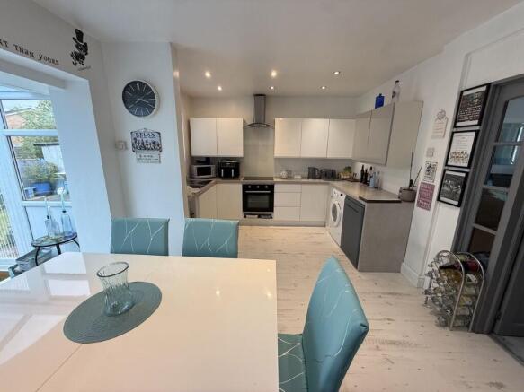 3 bed Semi-Detached for sale Image 4