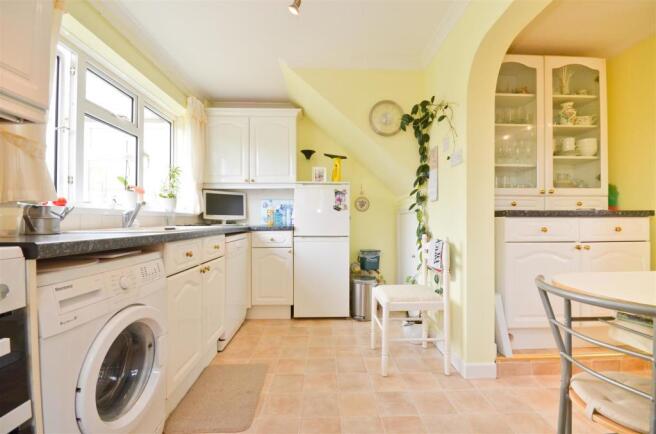 Kitchen (2).JPG