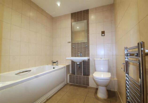 e family bathroom.JPG